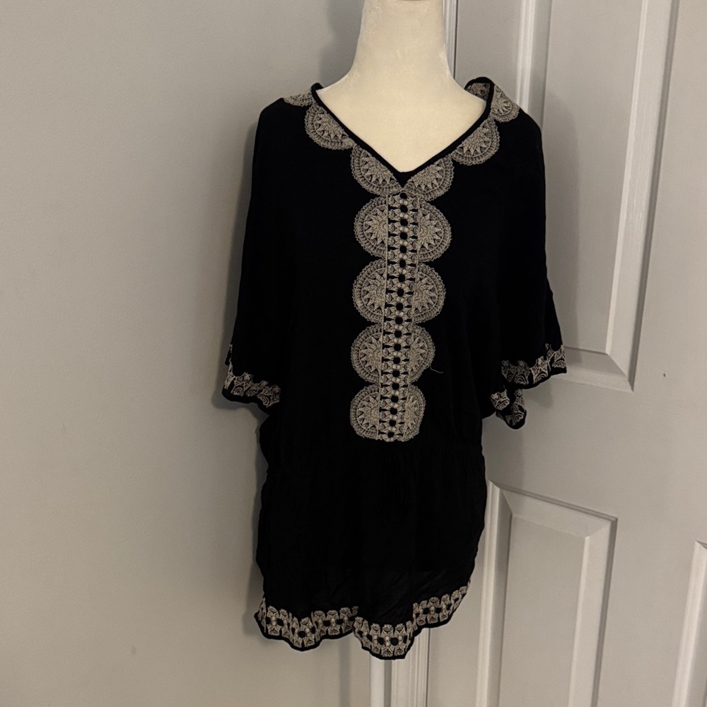 Stella & Dot Black Beach cover upwith off white  Detailing